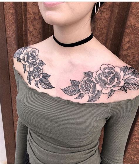 tatuajes entre pecho mujer|36 tatuajes en el pecho o pectoral para mujeres